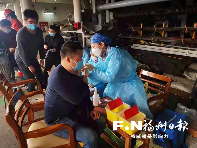 151名工人沒空上岸打新冠疫苗 長樂4醫護浪中送“炭”